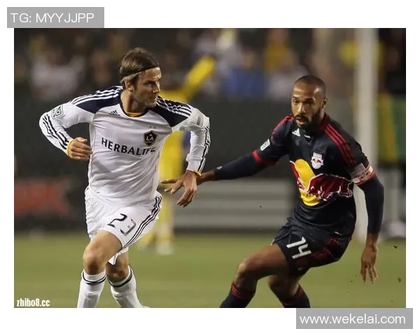 足球明星佩戴头箍的时尚瞬间展现个性与风采的精彩图片合集